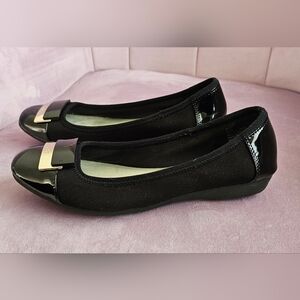 Anne Klein Size 7 Black and Gold Shoes $35